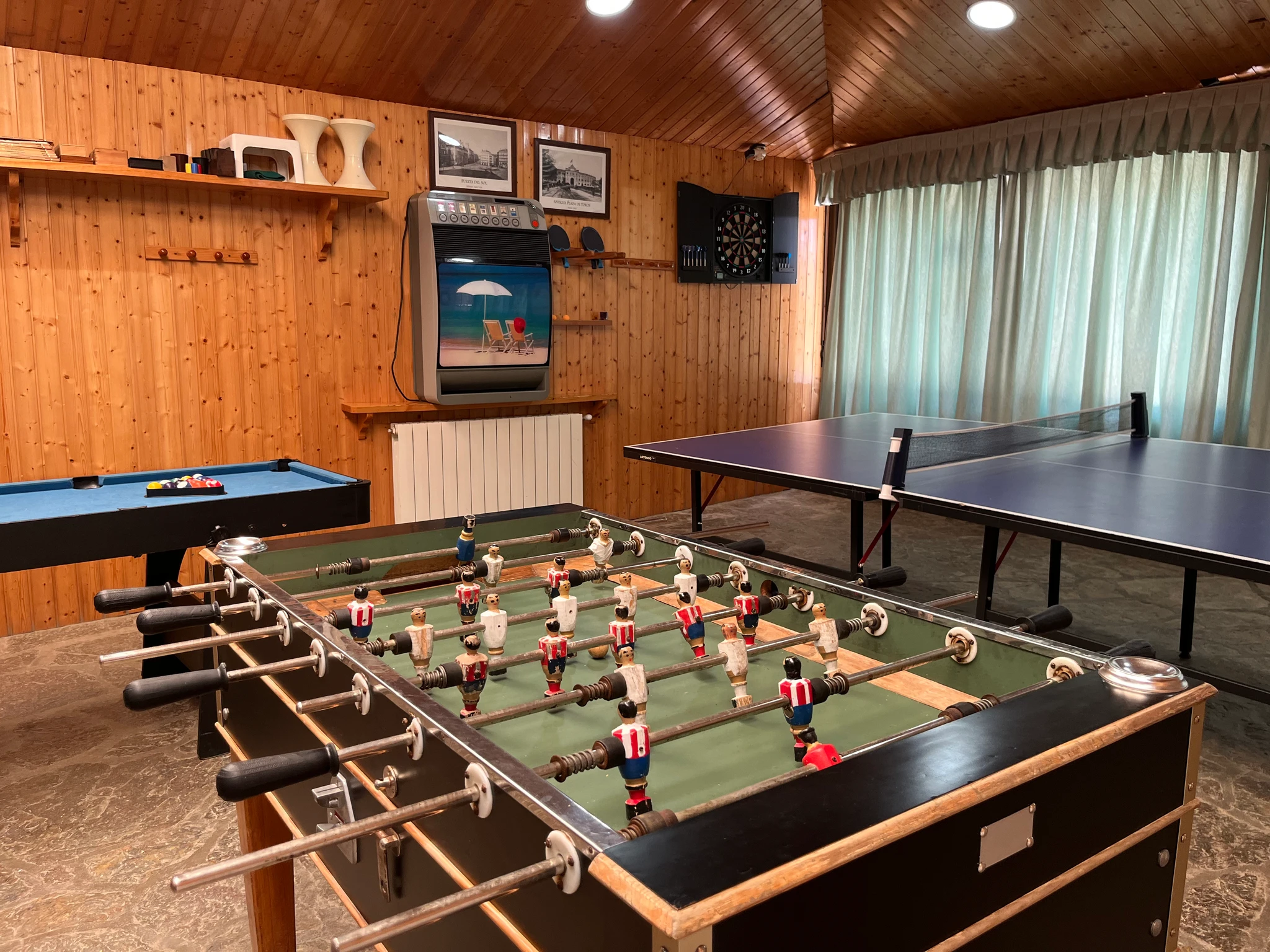 Sala de juegos con billar